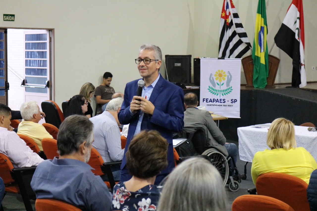 Acir de Matos Gomes, em palestra realizada em evento da FEAPAES-SP
